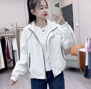 2025新款 百搭宽松显瘦洋气连帽女休闲短外套冲锋衣上衣 春秋时尚