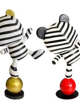 现代极简大型网红熊落地摆件客厅电视柜地台玄关卡通大条纹熊装饰