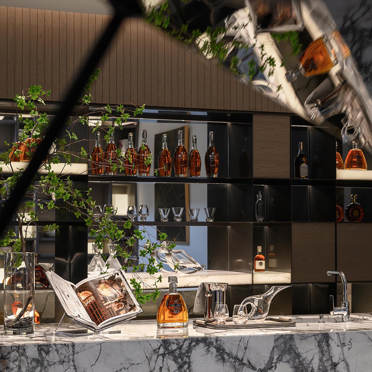 现代简约样板间样品屋展示中心酒柜吧台书架装饰洋酒醒酒器酒具摆