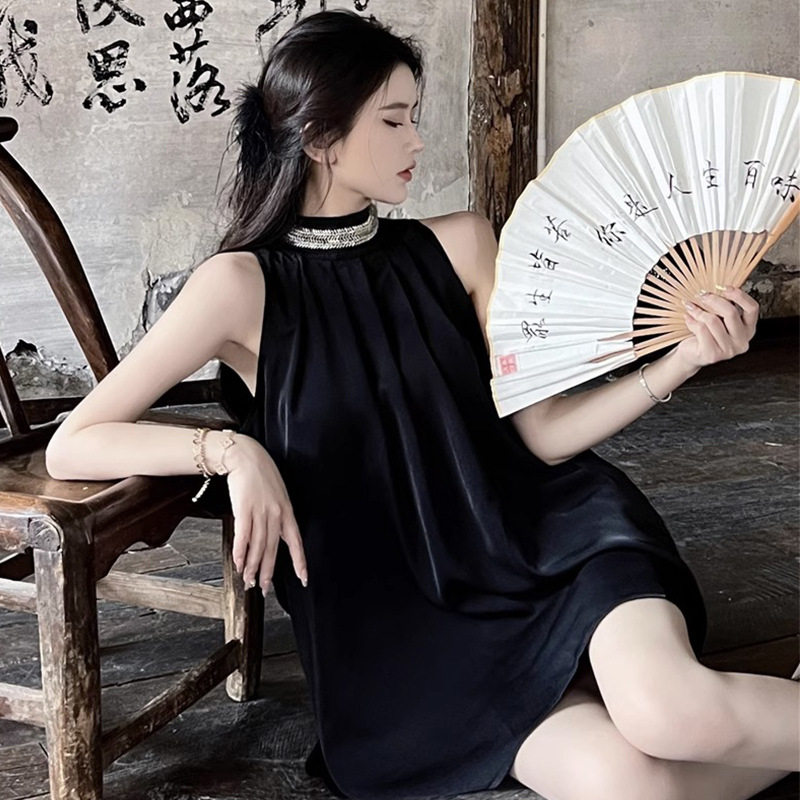黑色缎面挂脖连衣裙女装夏季裙子小个子宽松洋气a字露肩气质短裙