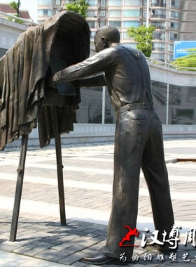 民国时期人物雕像玻璃钢仿铜老式相机拍照雕塑定制公园园林景观