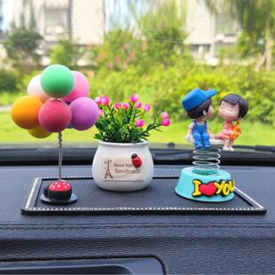 车载情侣娃娃创意弹簧摇头公仔女生车内饰品仿真植物花摆件中控台