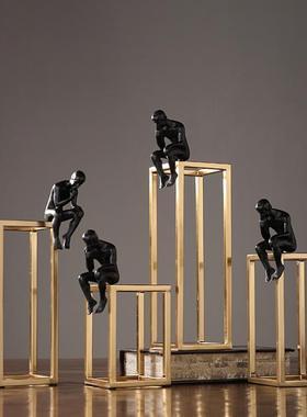 现代简约思考者人物金属摆件样板间摆设客厅书房书桌书柜酒柜装饰