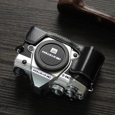 适用奥林巴斯EM-5 Mark iii三代相机包半套OM5皮套底座em5ii二代