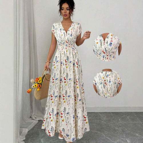 A fashionable Bohemian white background pleated skirt with