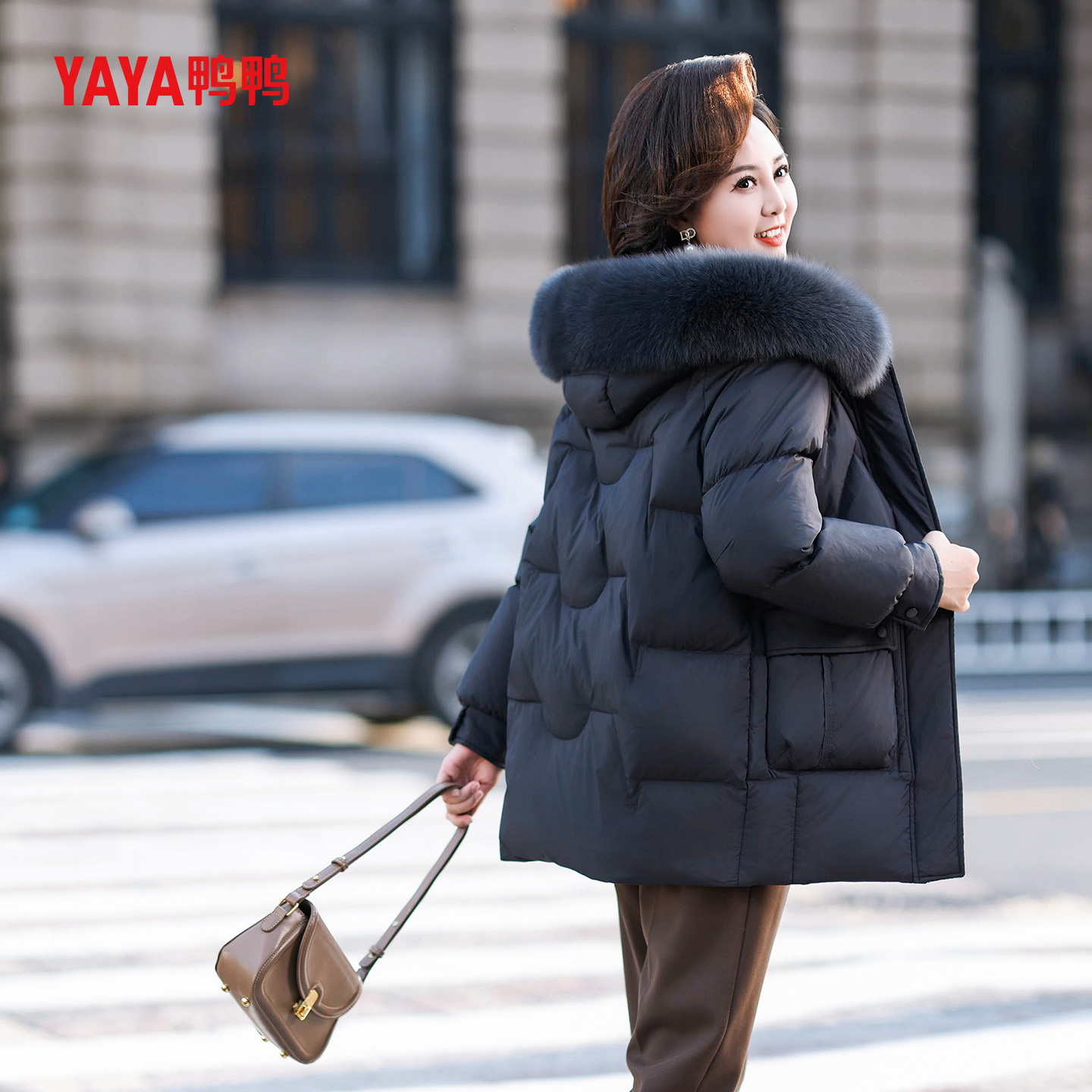 YAYA鸭鸭中年妈妈羽绒服女中长款冬季狐狸毛领连帽冬装中老年外套