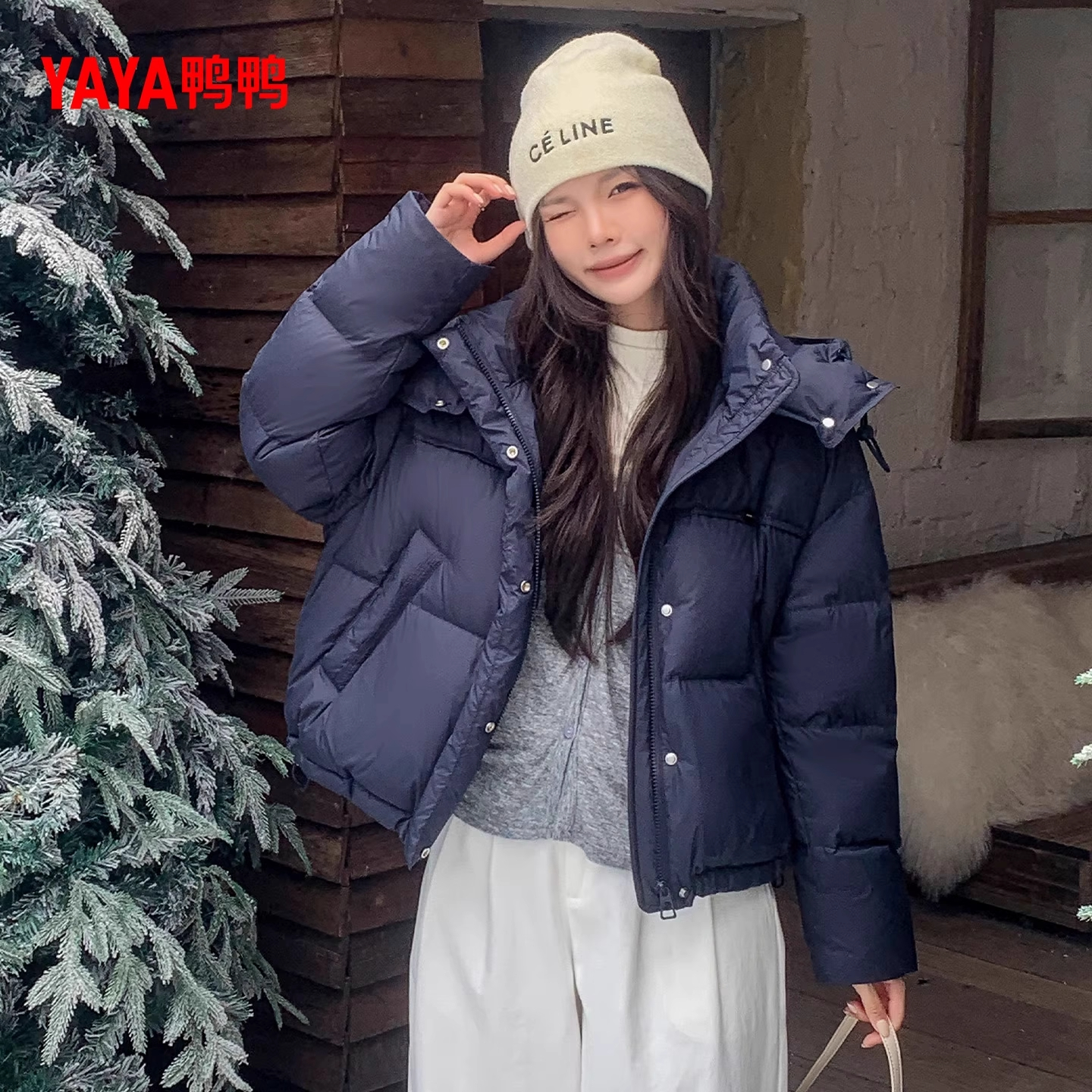 YAYA鸭鸭羽绒服短款女士连帽2025年冬季新款保暖时尚百搭保暖外套