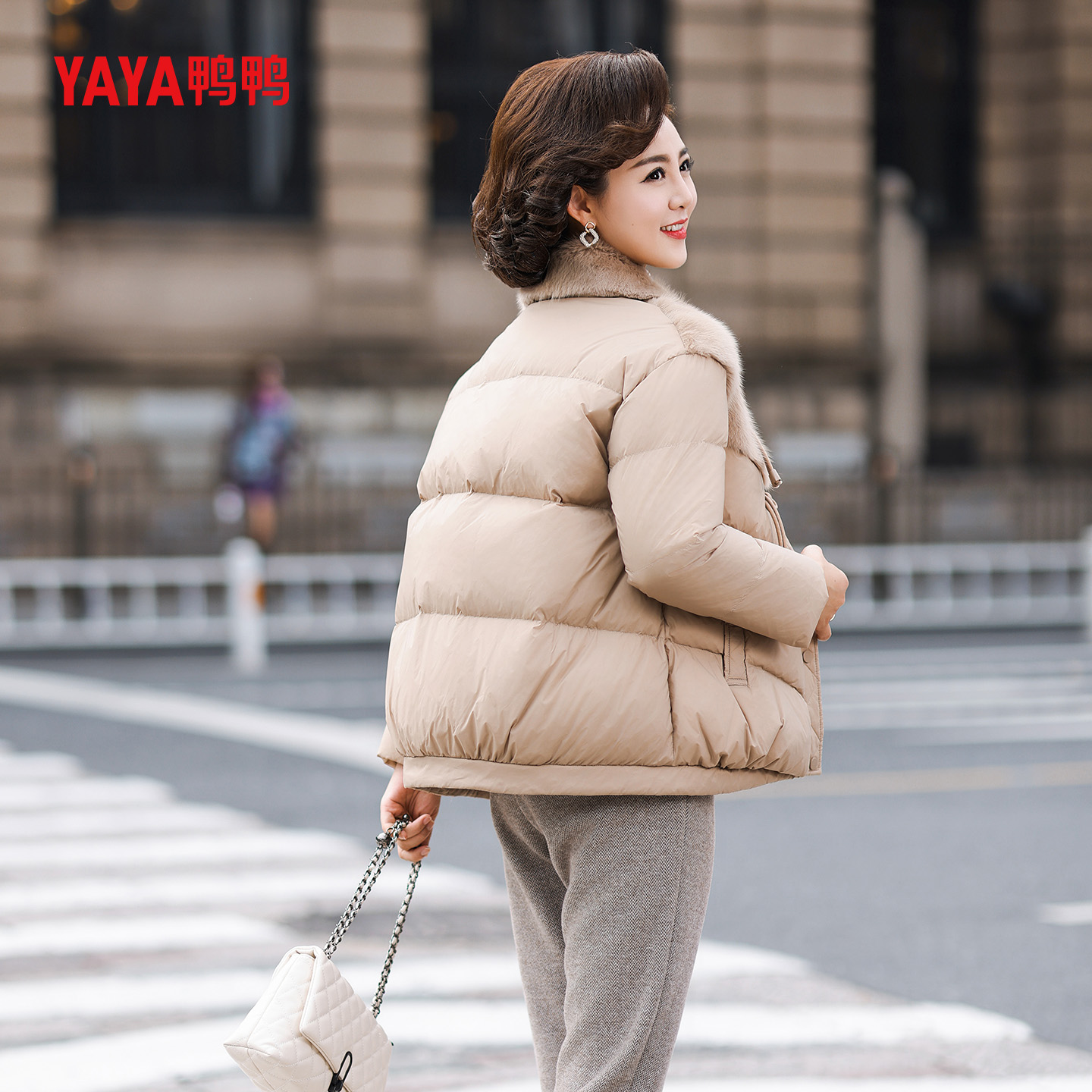 YAYA鸭鸭羽绒服女2025新款韩版纯色短款休闲时尚户外保暖鸭绒外套