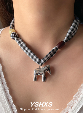 格子丝巾小马吊坠项链