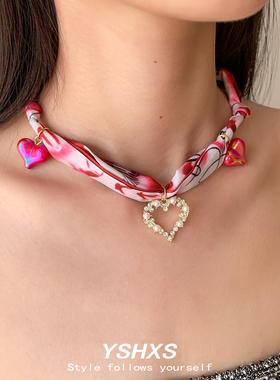 红色丝巾爱心吊坠项链