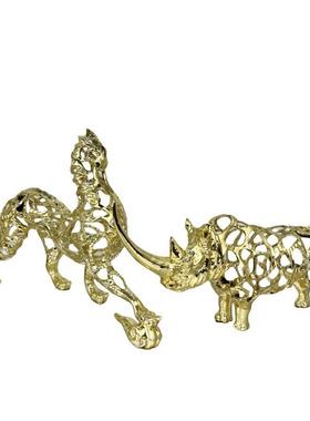 欧式现代简约创意镂空麒麟犀牛雕塑金属动物客厅玄关装饰品摆件。