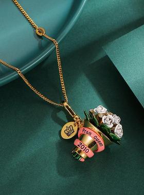 青岛饰品时尚珐琅彩釉粉色绑带蝴蝶结白色玫瑰花束吊坠项链