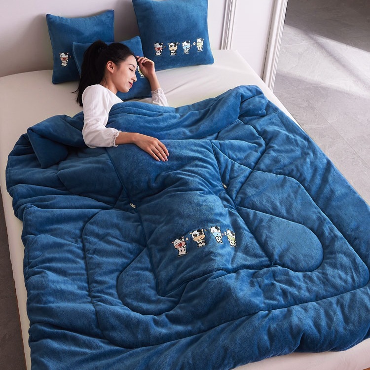 加厚冬季抱枕被子两用牛奶绒午睡枕头被汽车载靠垫办公室空调被子