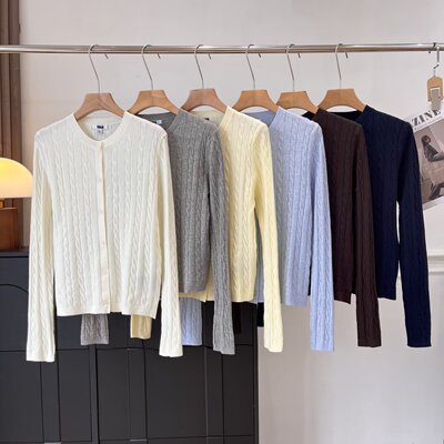 女装秋冬通勤圆领纽花针织开衫