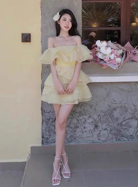 黄色温柔风荷叶边一字肩连衣裙女夏今年流行甜美海边度假绝美裙子