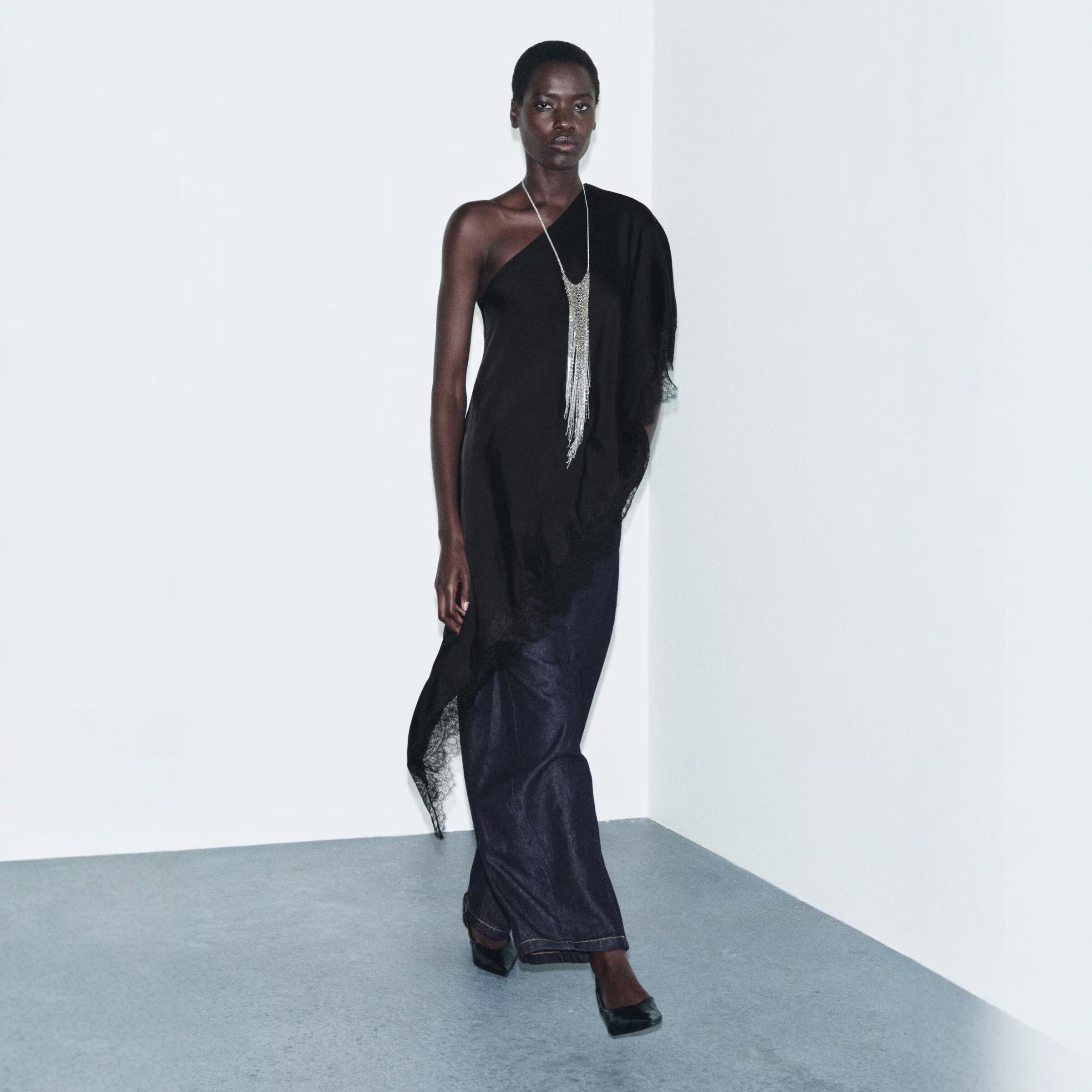 极简黑色不对称单肩蕾丝露肩上衣