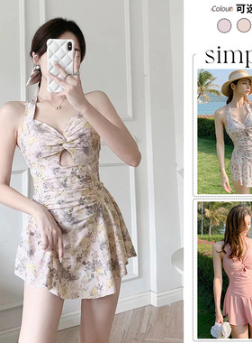 连体泳衣女大码胖MM高级感吊带裙式遮肉显瘦纯欲风温泉度假泳装