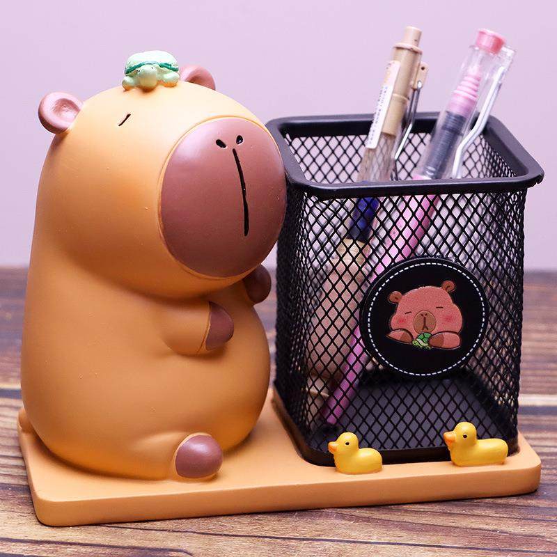 可爱卡皮巴拉铁艺笔筒水豚熊桌面收纳摆件男女孩儿童圣诞生日礼物