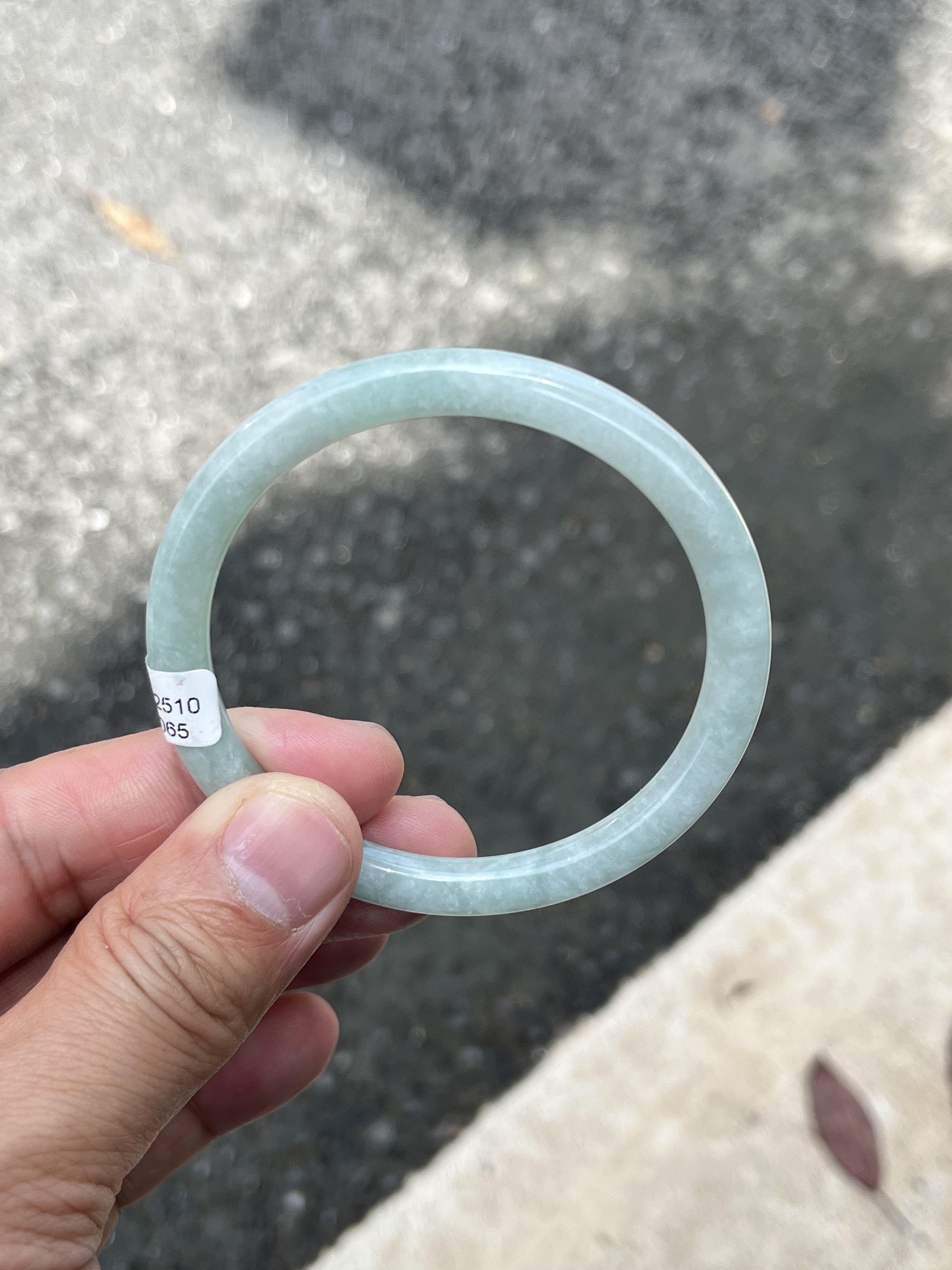 【特价】1065天然A货翡翠手镯53.8-6.2-6.2淡绿底有纹裂