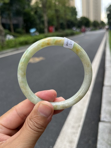 0220天然A货翡翠58-8-8绿底带黄翡圆条叮当有裂纹