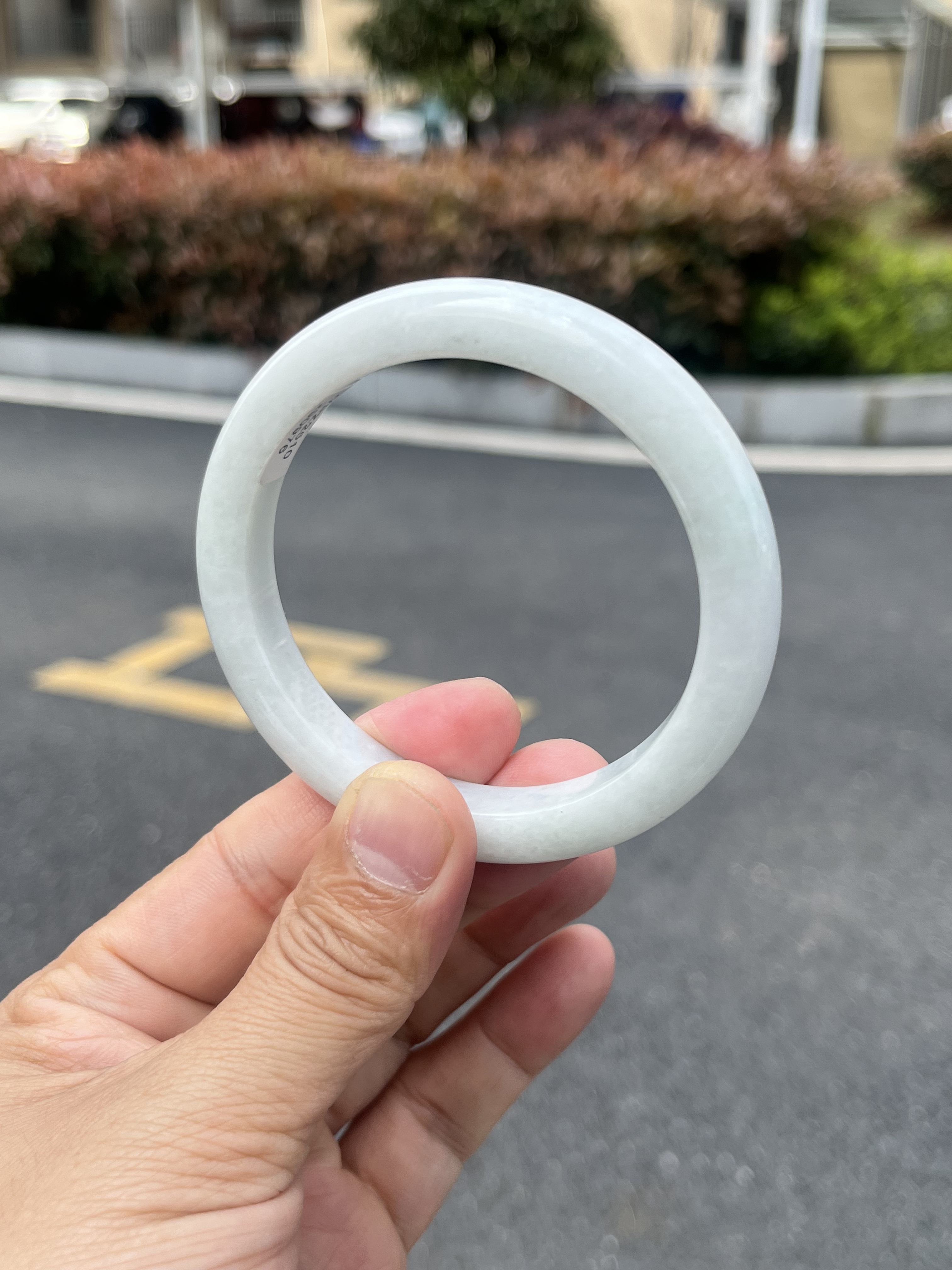 【特价】天然A货翡翠手镯57圈泥鳅背白月光有点裂纹