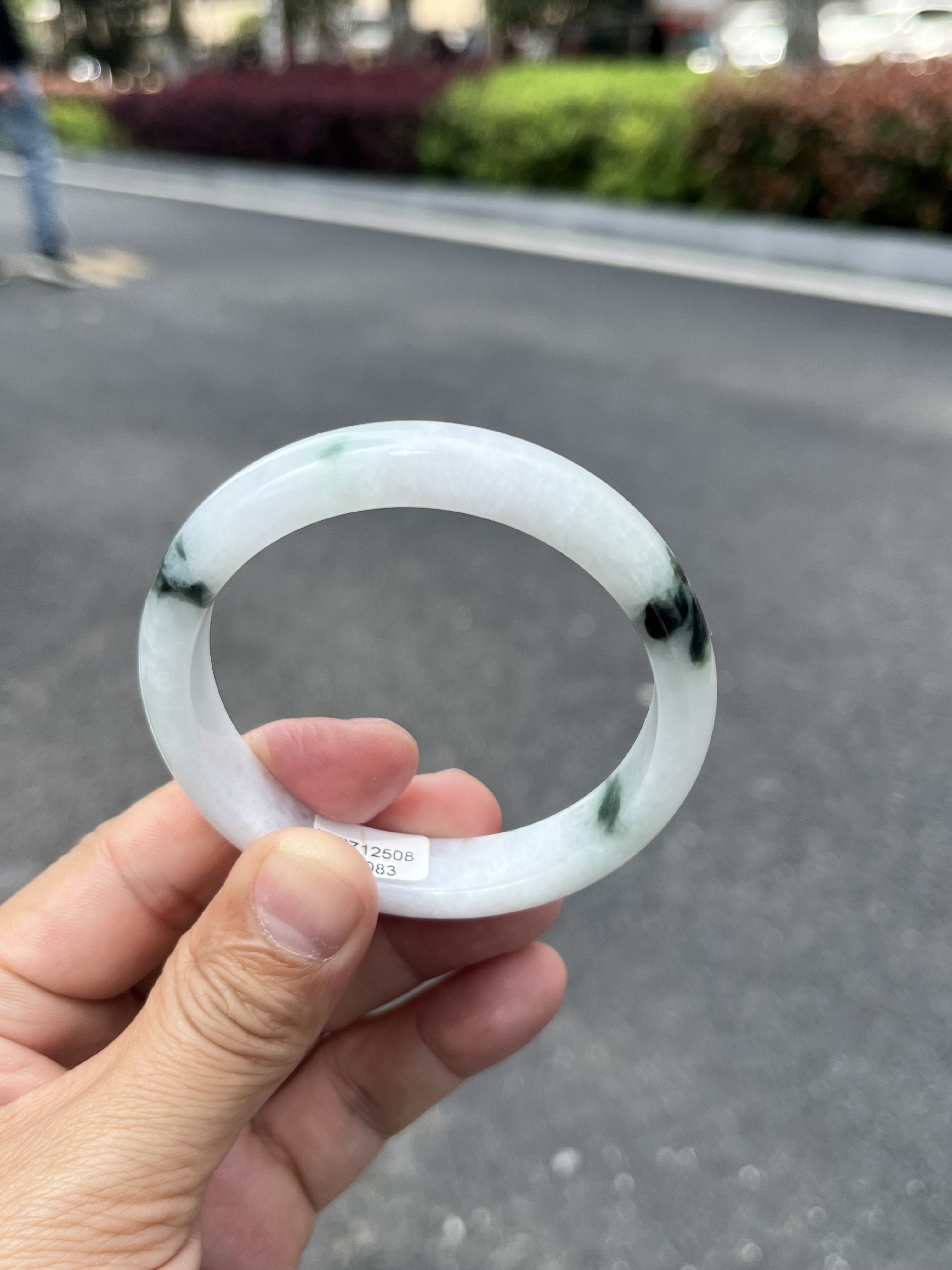 0815-1083天然A货翡翠56圈白底飘花干净轻微石纹