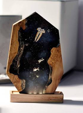 跨境热卖星际穿越飞船和宇航员树脂夜灯手工实木树脂男生礼物
