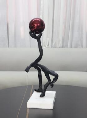 现代简约抽象铸铁托球人物雕塑摆件客厅玄关书房电视柜家居装饰品