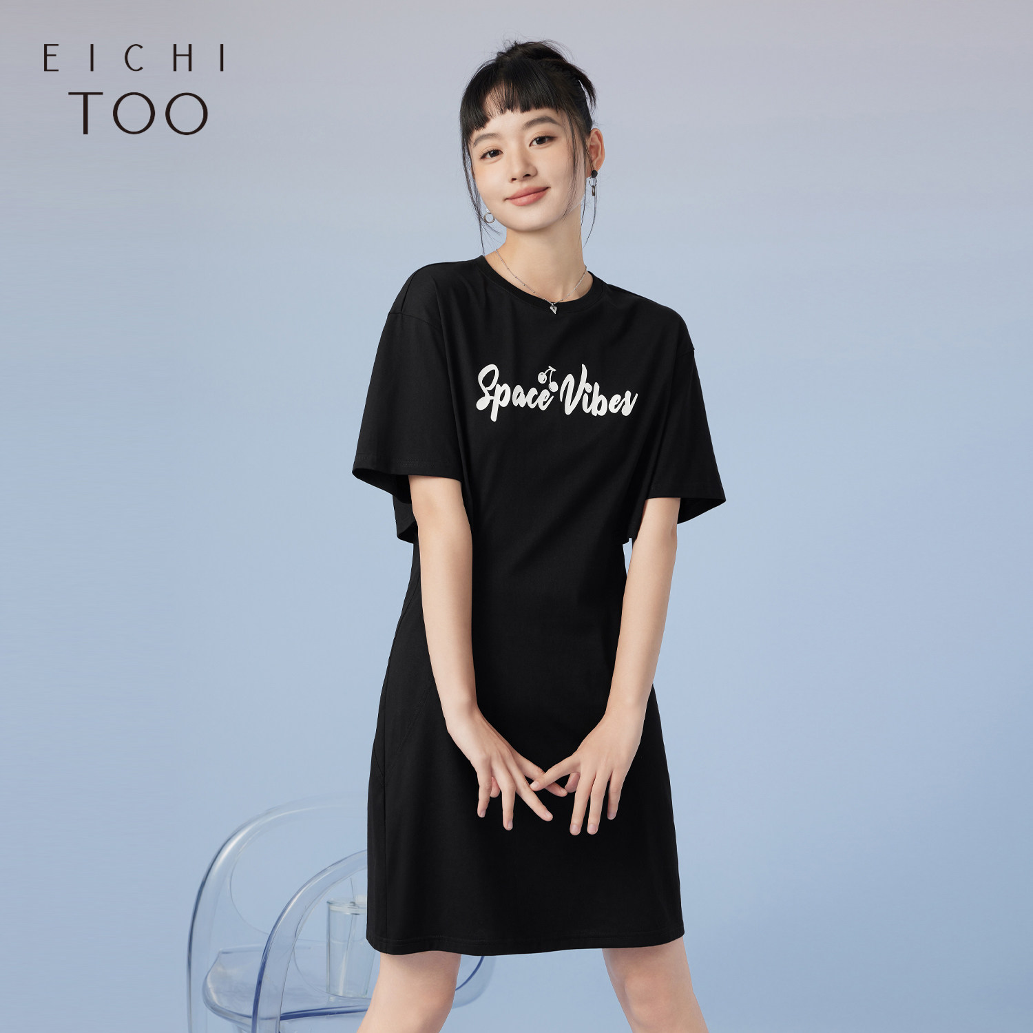 爱居兔夏季纯黑色设计感短袖连衣裙