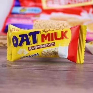 牛奶燕麦巧克力酥糖果整箱散装500g结婚喜糖巧克力棒小吃休闲食品