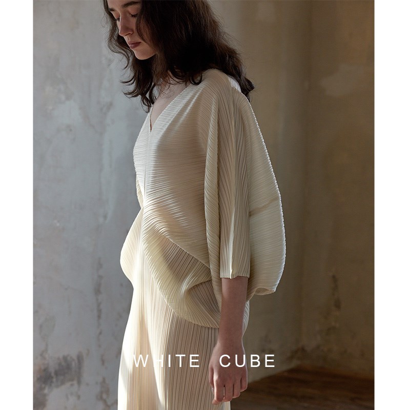 现货whiteciube春夏三宅风艺术折纸弧形七分袖褶皱V领连衣裙子女