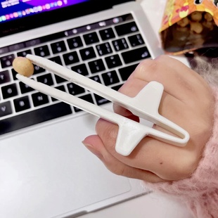 零食夹子不脏手食品级懒人神器玩游戏追剧吃东西手指套环食物筷子