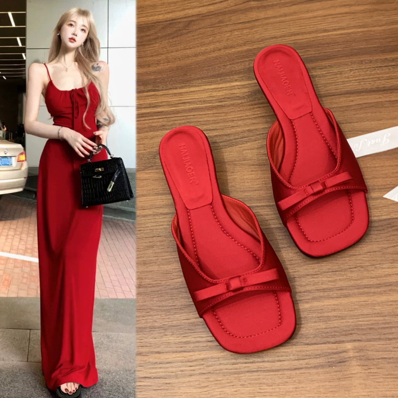 宏踏缎面低跟坡跟红色婚鞋凉拖鞋