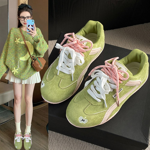 宏踏休闲平底圆头亮色系德训鞋女