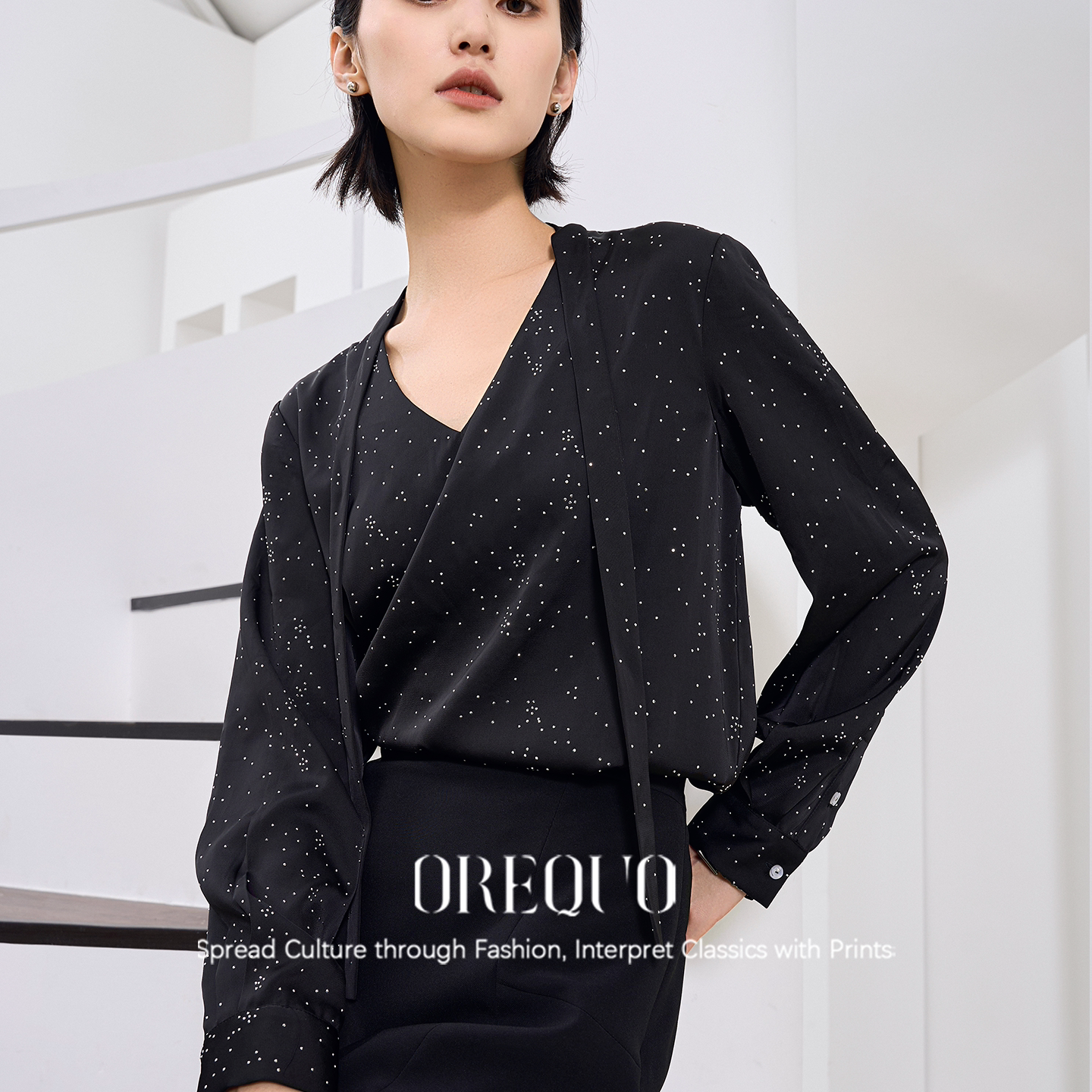 欧瑞库2025秋季新款贴钻绉纹V领飘带上衣长袖T恤修身显瘦打底衫