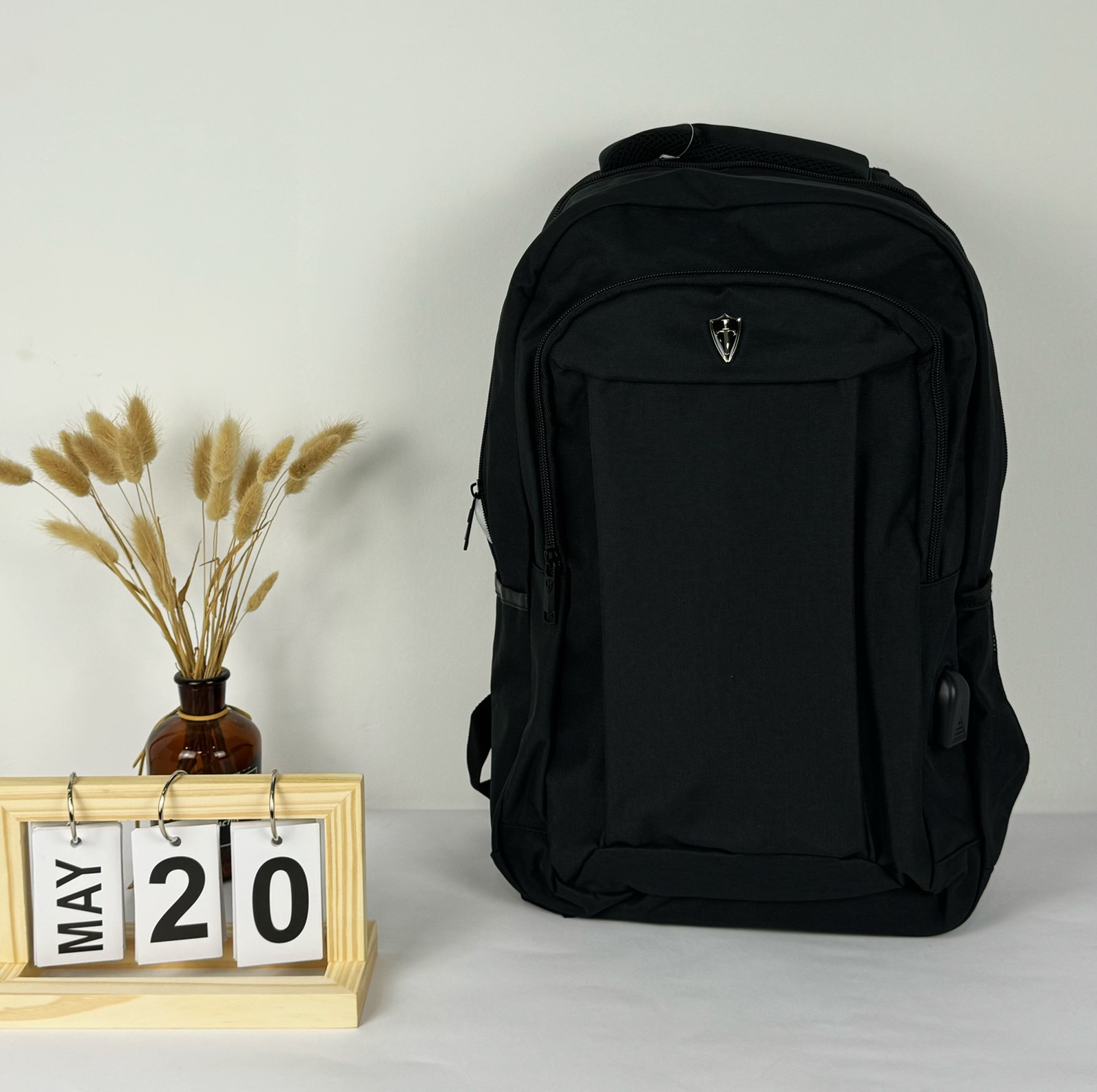 原单外贸尾货背包高档商务学生旅行可充电休闲电脑包大容量双肩包