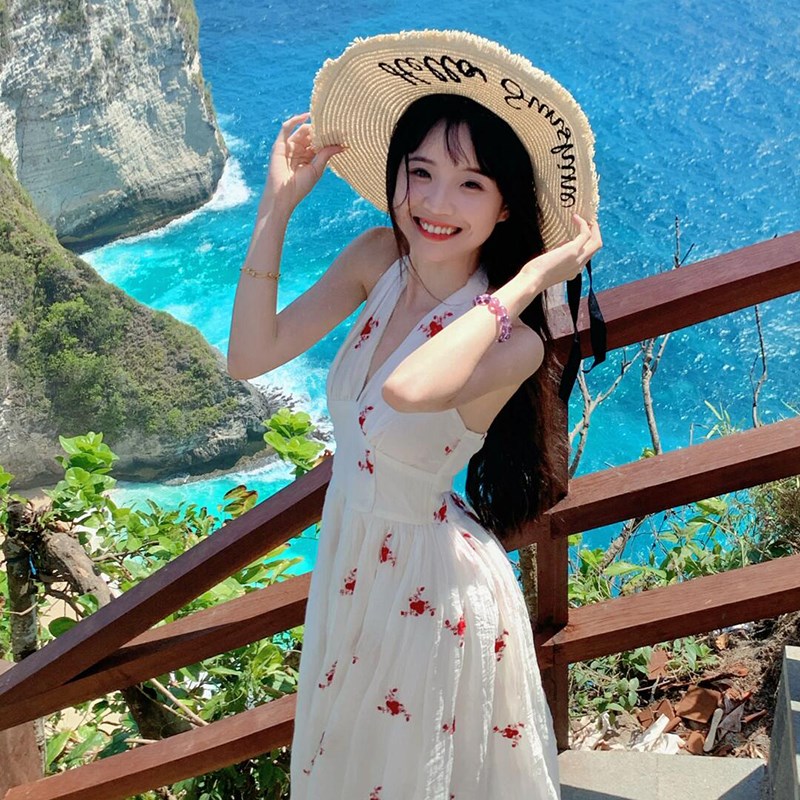 速发法式度假风挂脖露背刺绣提花肌理感收长腰裙氛围感海边连衣裙