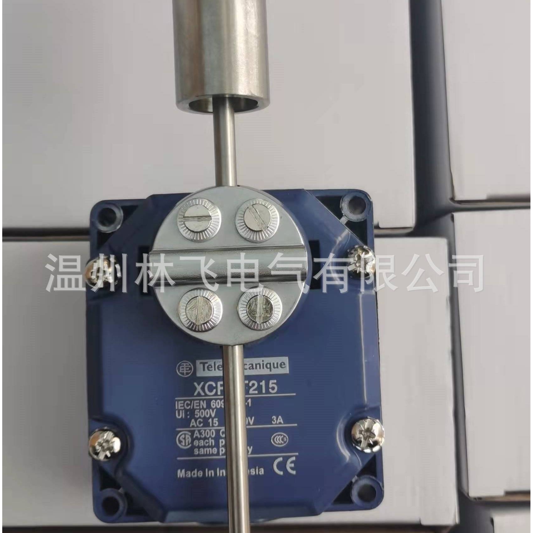 现货直销跑偏开关XCR-T215 限位开关XCRT215行程开关  实物