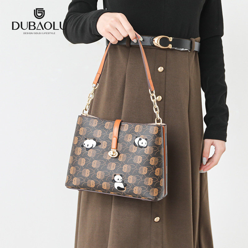 都宝路新款时尚气质复古休闲通勤老花个性熊猫刺绣单肩斜挎托特包