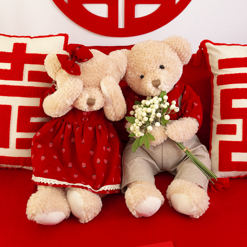 速发草莓害羞熊压床娃娃一对结婚情侣新婚庆婚礼喜字抱枕新款