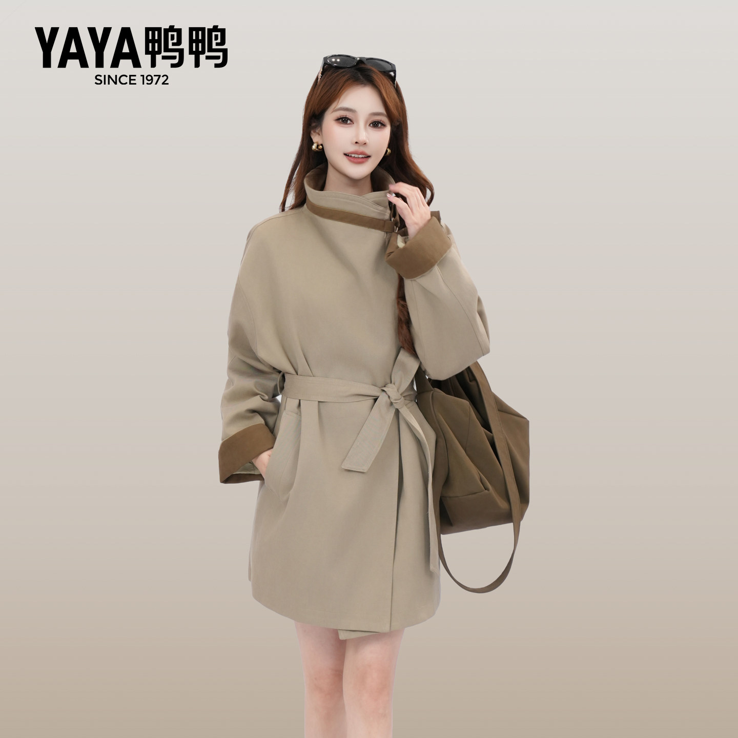 鸭鸭短款时尚羽绒服女2026新款设计感法式系带收腰宽松双排扣风衣