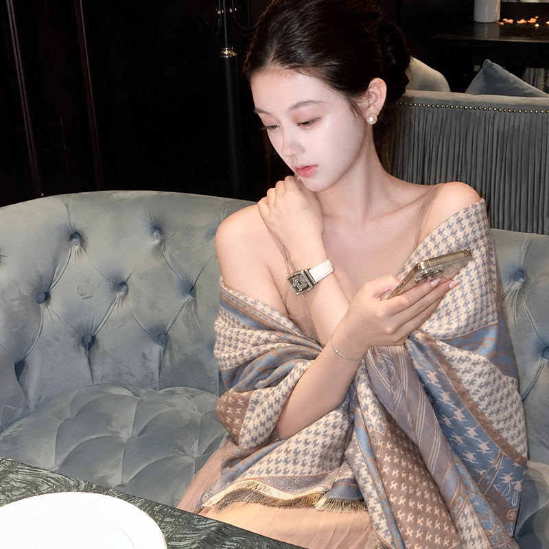 办公室披肩外搭女2026新款轻奢高级感仿羊绒围巾披肩两用披风斗篷