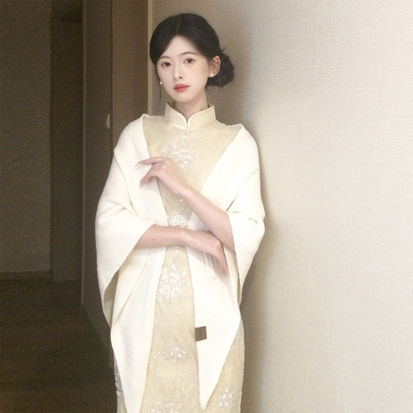 纯色交叉款针织三角披肩