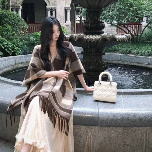 美拉德系格子流苏披肩外搭女