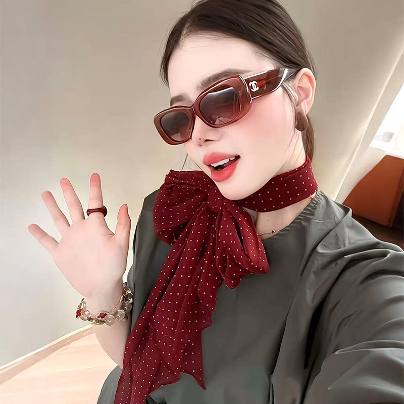 复古酒红色波点丝巾女士2026新款高级感长条系脖围巾百搭纱巾配饰