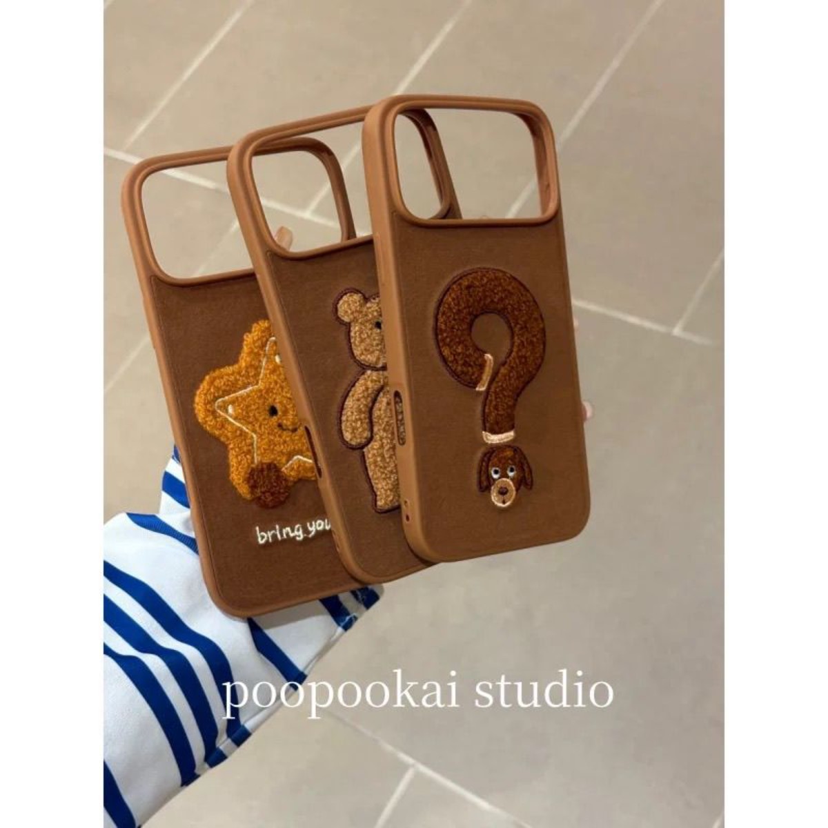 适用iPhone15promax手机壳16新款苹果13/14秋冬毛绒刺绣小熊16pro男女情侣12p绒布15带挂绳14pro网红软