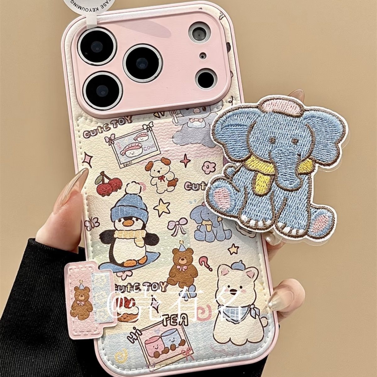 冬季可爱小动物们的快乐碎片适用iPhone17ProMax皮质手机壳苹果16pro新款14pro刺绣支架15情侣ip14防摔保护套