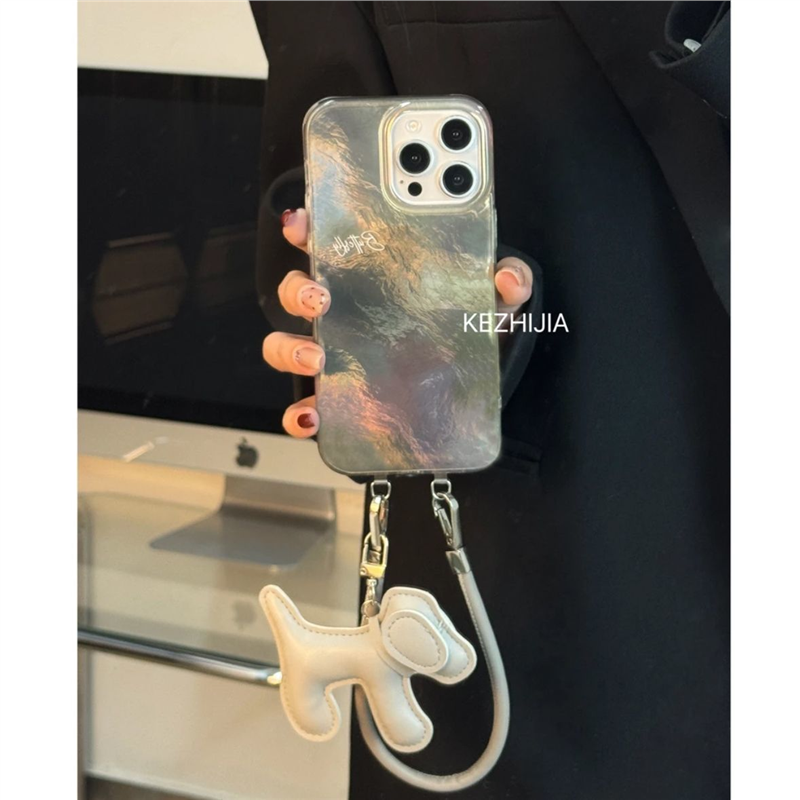 ins新款个性网红渐变蓝绿银带狗狗挂件适用于苹果16promax手机壳iPhone14/13防摔15小众流苏12闪粉