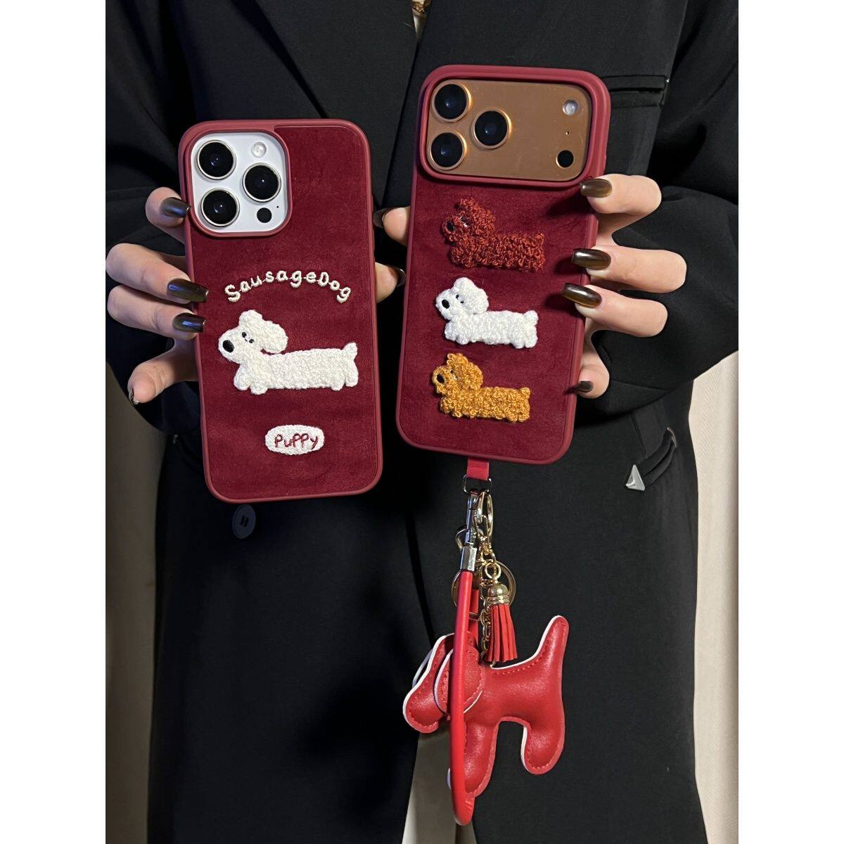ins红色绒布刺绣狗狗适用苹果17promax手机壳iphone16pro挂绳13新年14秋冬15pro喜庆12防摔保护套女