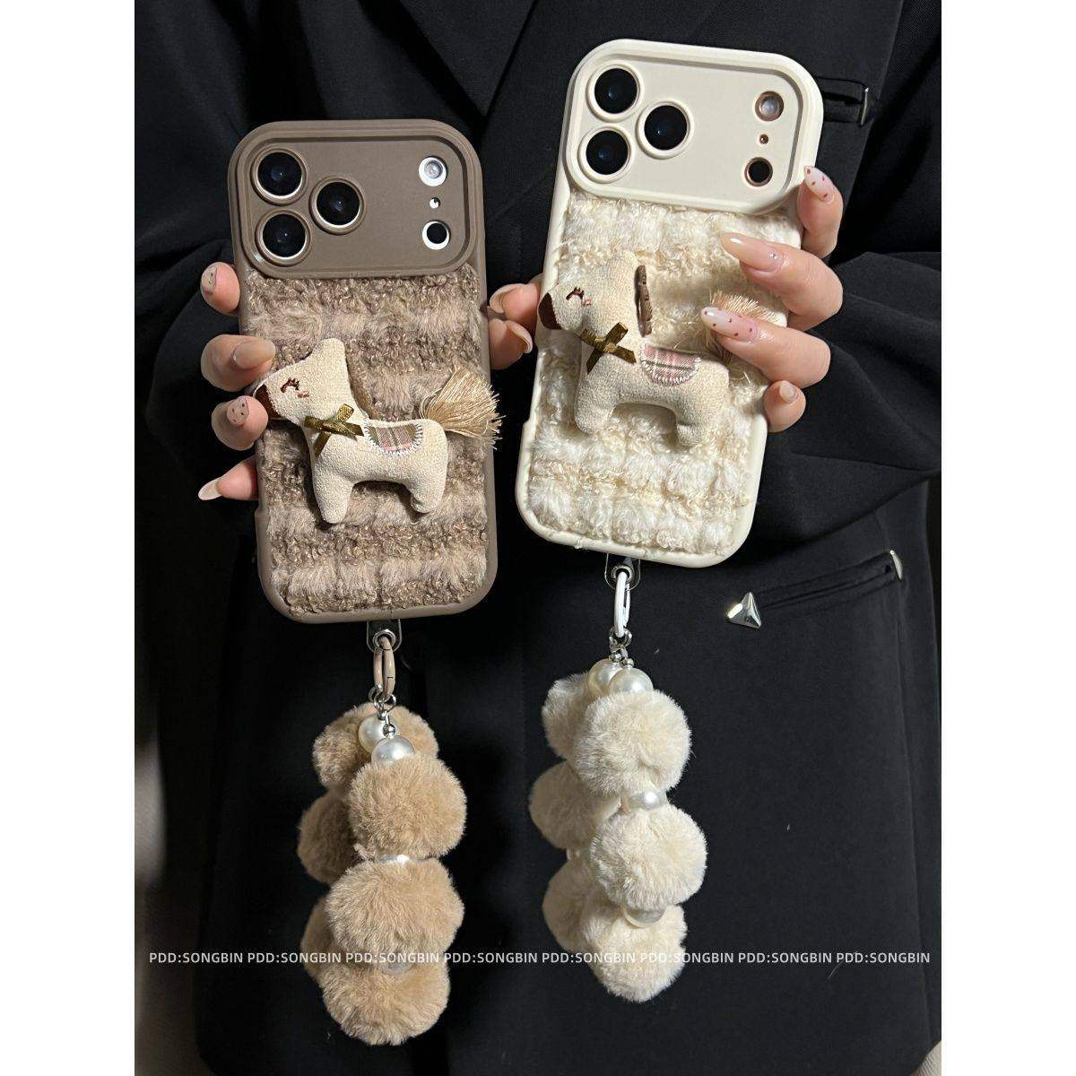 秋冬毛绒格子立体小马公仔适用iPhone17ProMax苹果16promax手机壳15毛球手环14全包13防摔软壳女